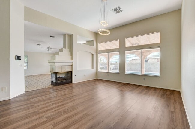 Foto del edificio - Beautiful Ranch Style Single Story w/Pool & View of the Las Vegas Strip
