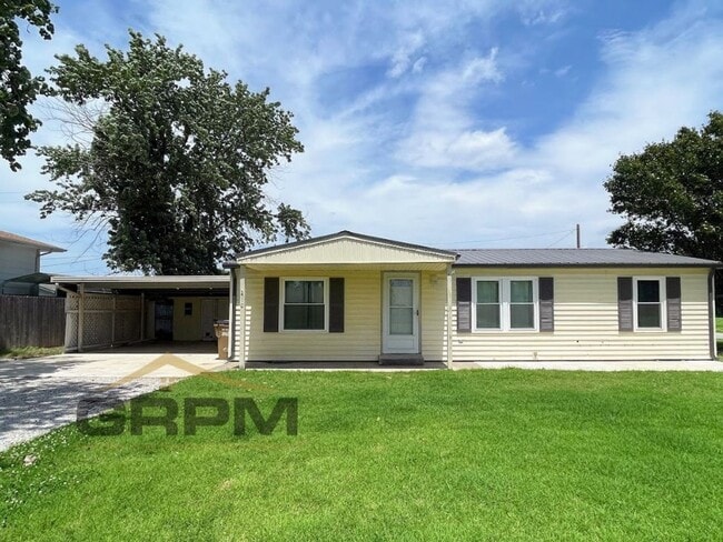 Building Photo - 3 bedroom home located in South Hutchinson