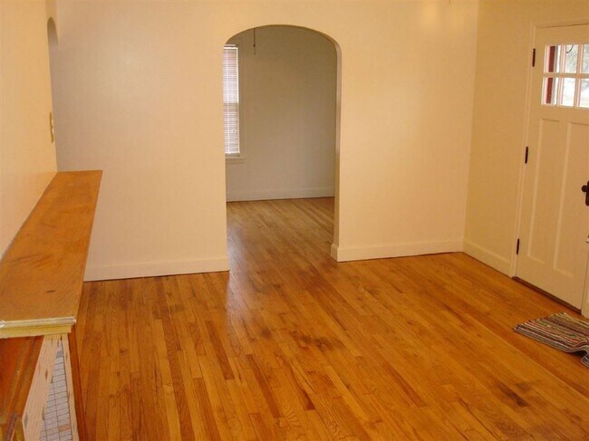 Building Photo - $1,750 | 3 Bedroom, 1 Bathroom House | Pet...