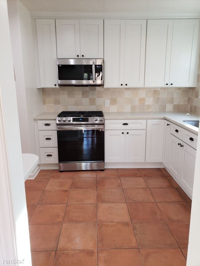 Foto del edificio - 1 br, 1 bath Duplex - 8216 Romaine Street