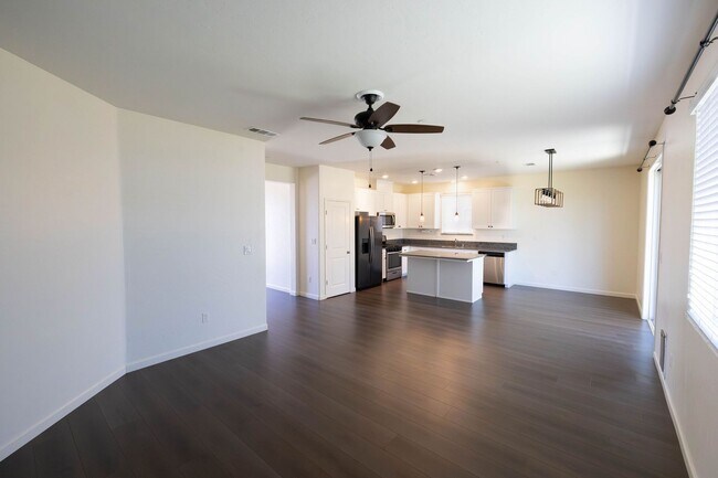 Foto del edificio - Lovely 3 bedroom home for rent in Hanford CA