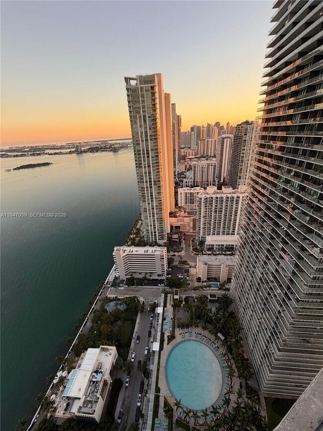 Foto del edificio - 650 NE 32nd St