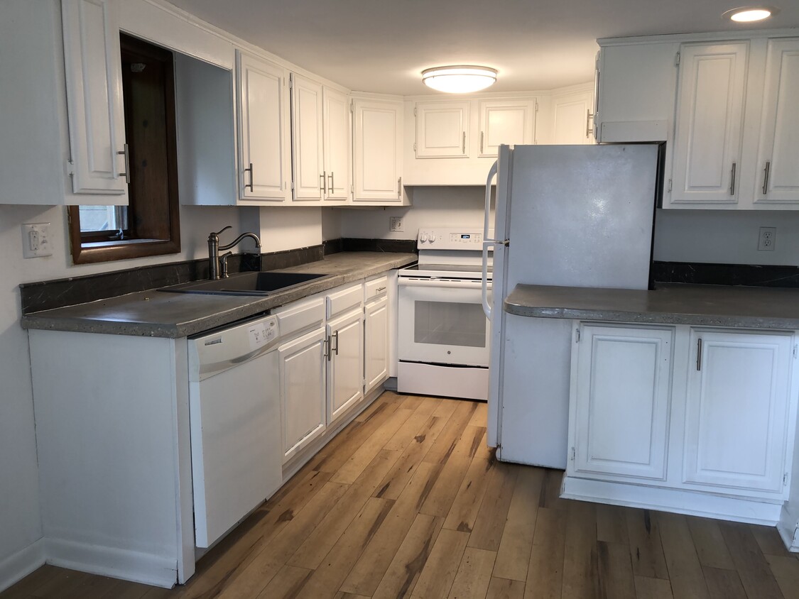 128 N 5th St, Geneva, IL 60134 Apartments in Geneva, IL