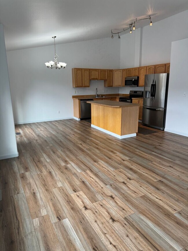 Foto del edificio - Beautifully updated 3 bed/2 bath townhome