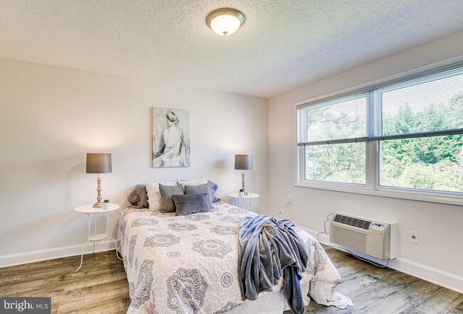 Foto del edificio - 7630 Tomlinson Ave
