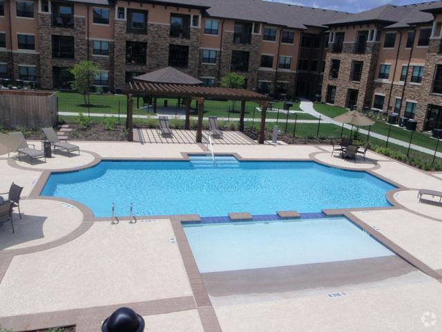 Piscina - Greenhouse Village Apartments (Senior Living)