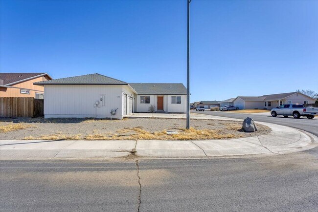 Foto del edificio - Cute corner lot 3 bed/ 2 bath
