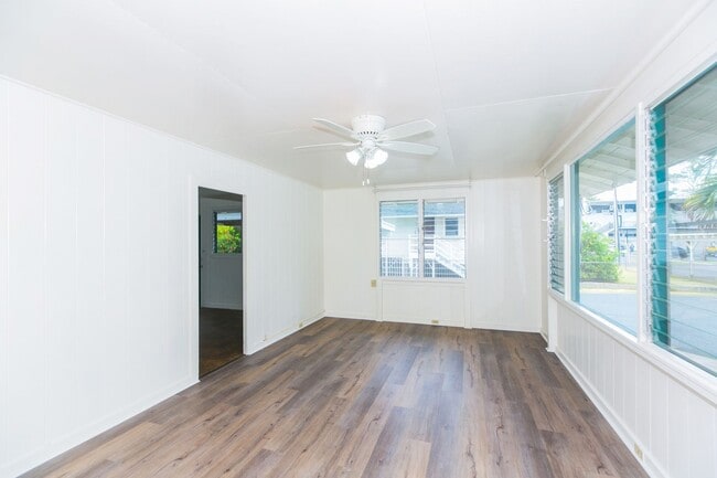 Building Photo - Single level - 3 bedroom, 1 bath home. Loc...