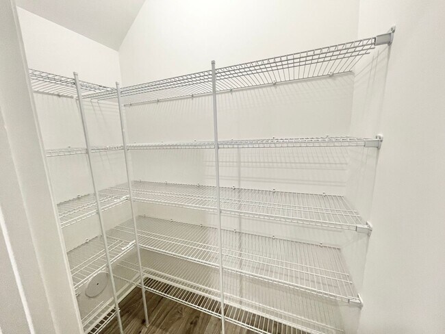 Building Photo - NEW 3BD Townhome Walking Distance to Downt...