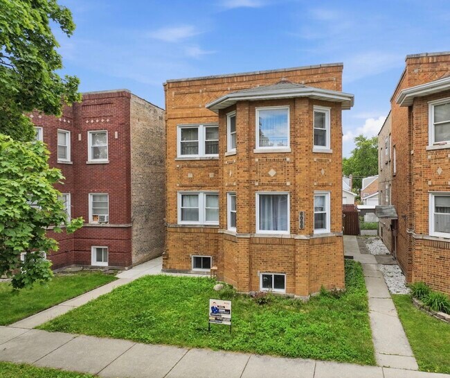 Building Photo - 6066 N Albany Ave