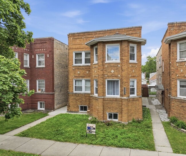 Building Photo - 6066 N Albany Ave