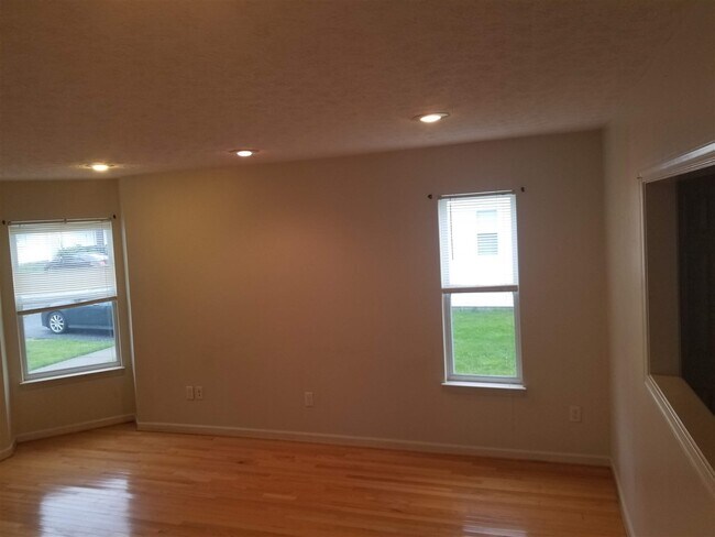 Building Photo - 1288 Victorian Village Dr