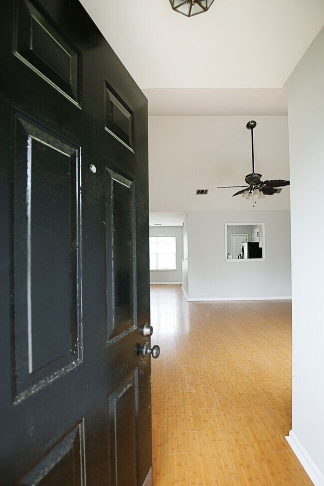 Foto del edificio - Available now. Beautiful fully renovated 3...