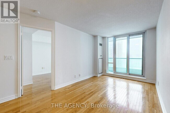 Building Photo - 33 Elm Dr W