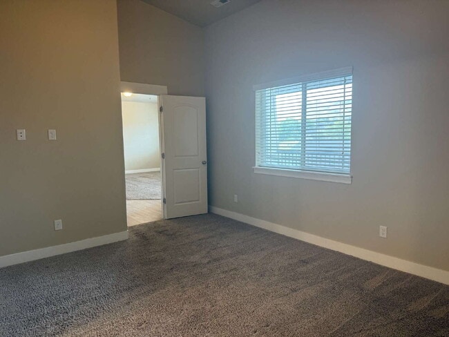 Building Photo - HUGE & SPACIOUS 3 bedroom/ 2-bathroom cond...