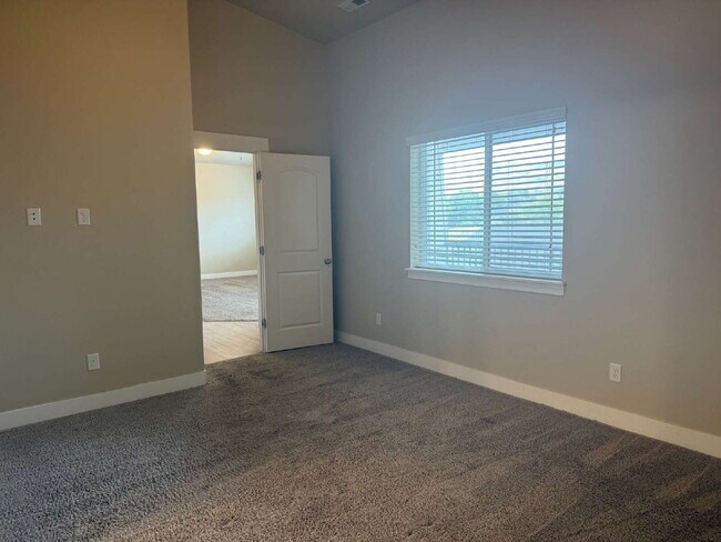 Foto del edificio - HUGE & SPACIOUS 3 bedroom/ 2-bathroom cond...