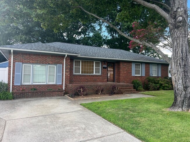Building Photo - BEAUTIFUL RANCH HOME WITH NEW KITCHEN AND ...