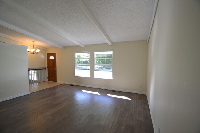 Foto del edificio - 4 Bed 3 Bath w/AC - Coming Soon! - MileSto...