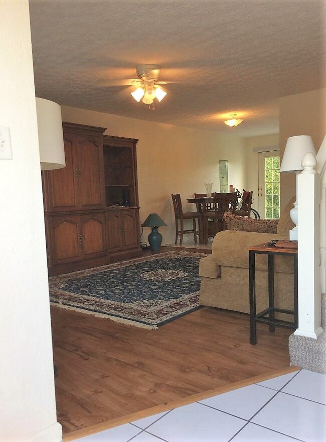 Building Photo - 1607 Meadow Spring Dr