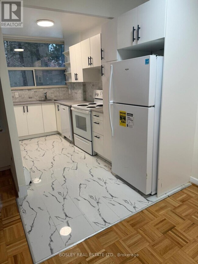 Photo du bâtiment - 4 Deer Park Crescent