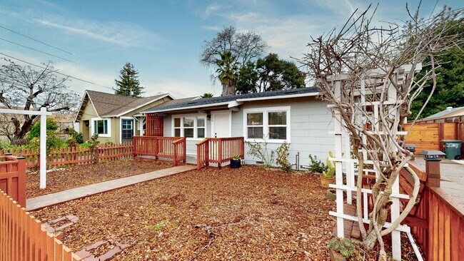 Foto del edificio - Beautiful 2 Bedroom 1.5 Bathroom Home! Sho...