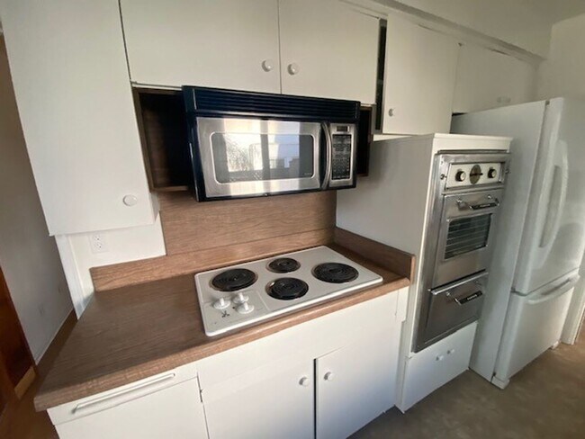 Building Photo - 4 bedroom La Mirada Home