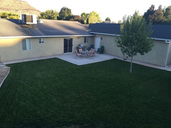 Building Photo - 1743 W Green Valley Ln