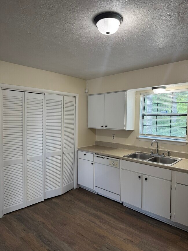 Foto del edificio - 1308 Ewing Creek Dr