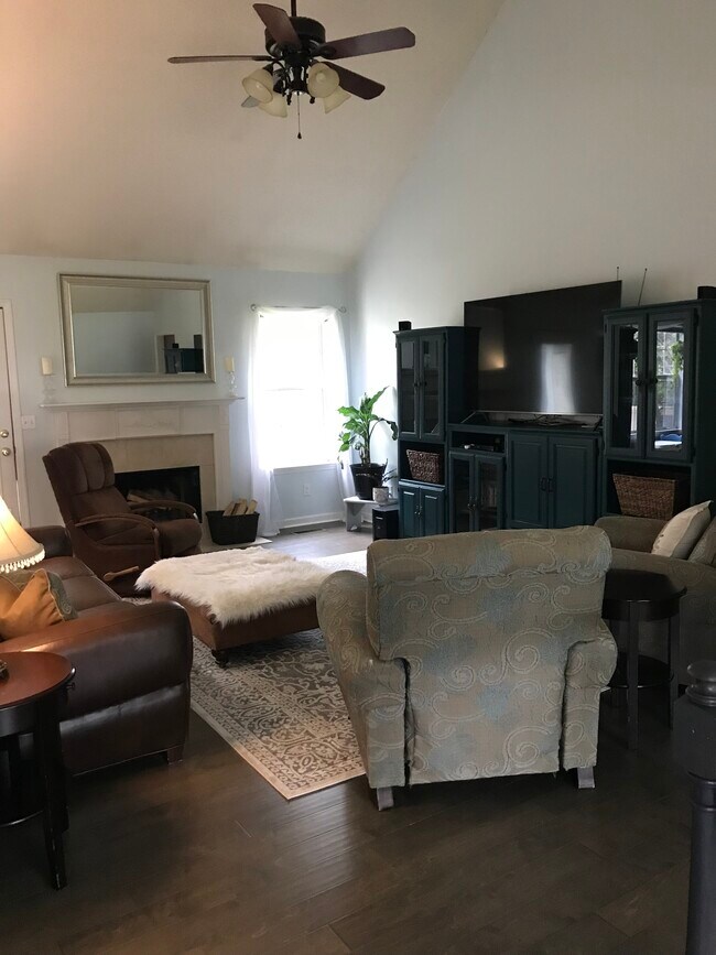 living room No furniture included - 6535 Olde Ferry Landing