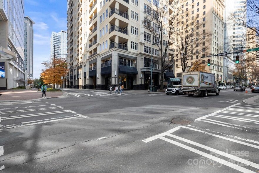 Foto principal - 230 S Tryon St