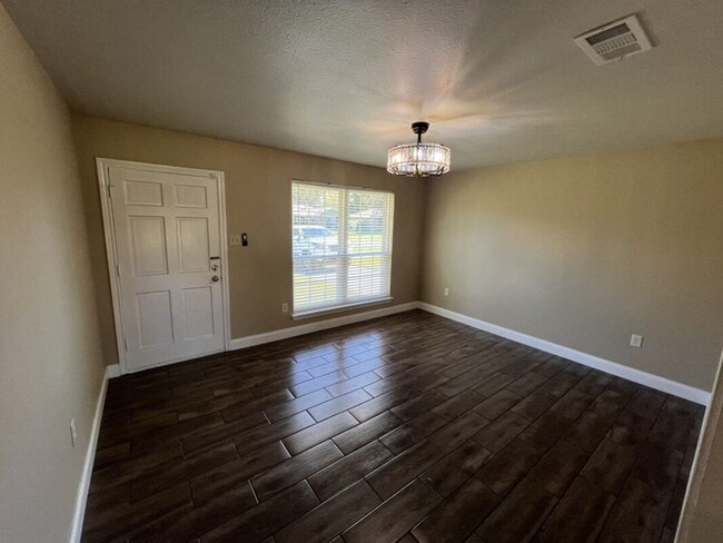 Foto del edificio - Beautiful 3-Bedroom, 1.5-Bath Home in Bake...