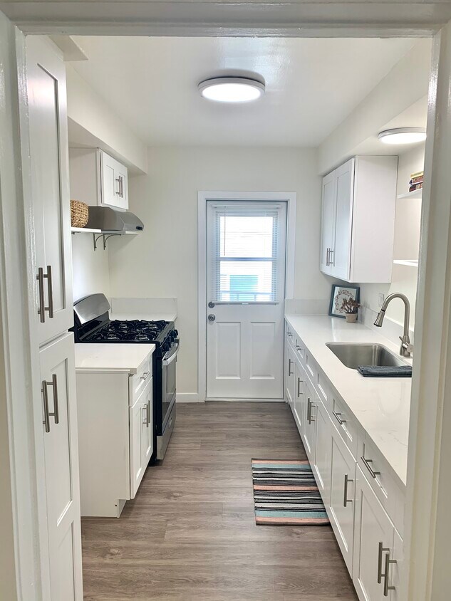 Beautiful quartz countertop and new cabinets - 4115 Somerset Dr