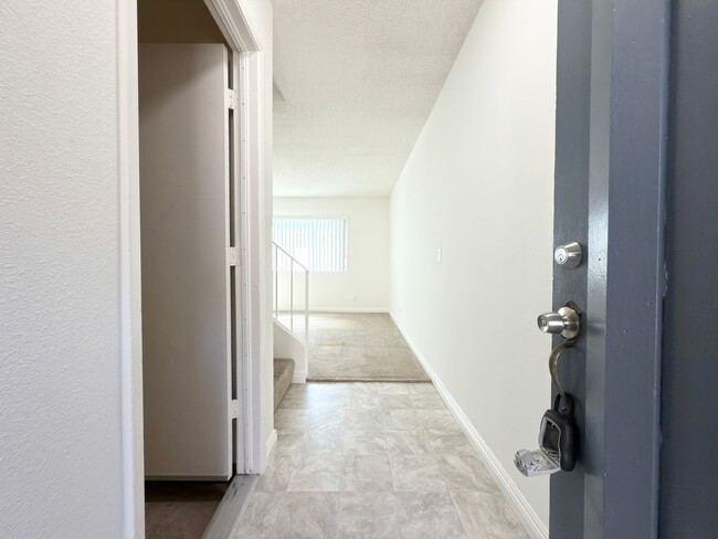 Foto del edificio - Remodeled Townhome w/ Attached Garage!