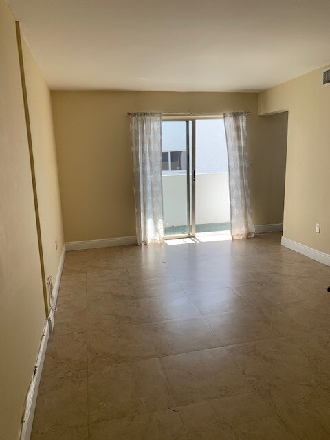 Foto del edificio - 2000 Biarritz Dr