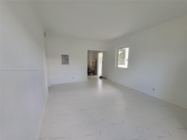 Foto del edificio - 2450 SW 5th St