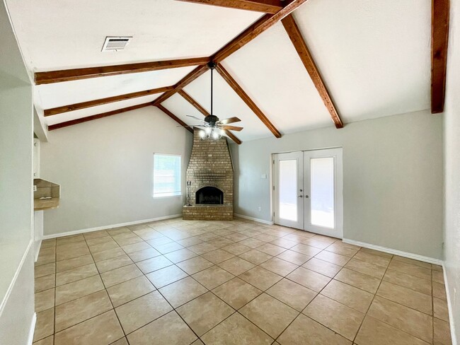 Building Photo - 3 Bedroom 2 Baths 1457 sq/ft - Close to sh...