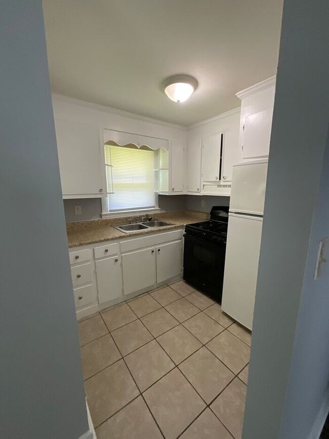 Building Photo - 3 bedrooms one bath apartment located in the Highlands, section of Portsmouth