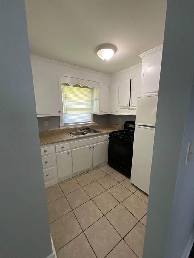 Foto del edificio - 3 bedrooms one bath apartment located in the Highlands, section of Portsmouth