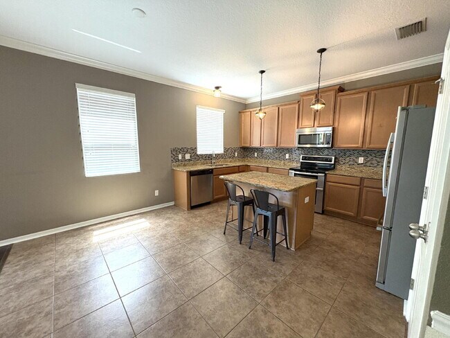 Foto del edificio - Spacious 5-Bedroom Pool Home with Putting ...