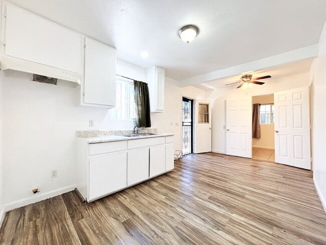 Building Photo - 950 Clela Ave