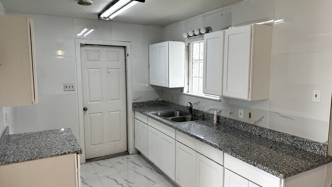 Building Photo - 5818 Glen Arbor Dr