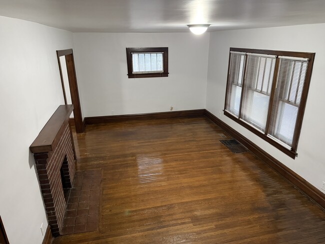 Building Photo - 594 N 21st St