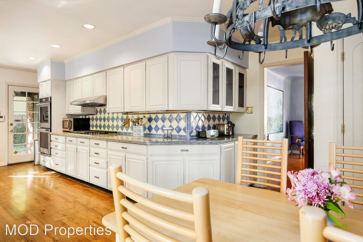 Primary Photo - 5 br, 4.5 bath House - 180 N. Dahlia Street