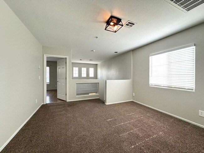 Building Photo - Cozy Two-story single-family house