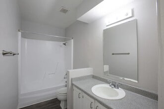 2 Bed 1 Bath - 895 sqft - Bath - The Heights at Tramway