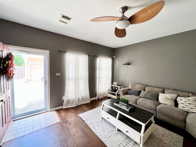 Foto del edificio - 2225 Naomi St