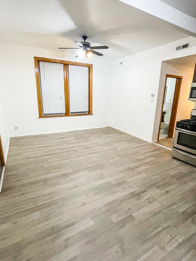 Foto del edificio - 2152 W Division St