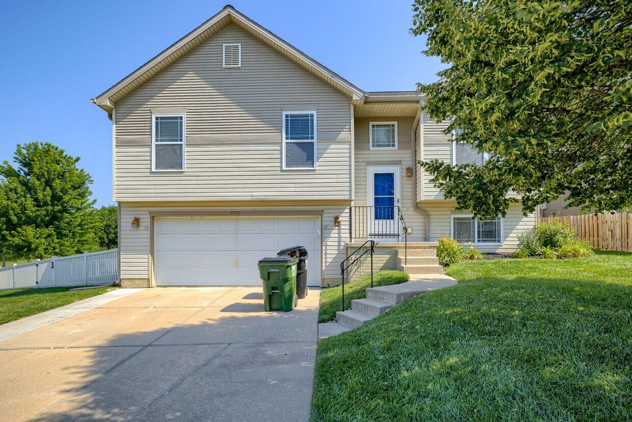 19714 Laci St, Omaha, NE 68135 House Rental in Omaha, NE