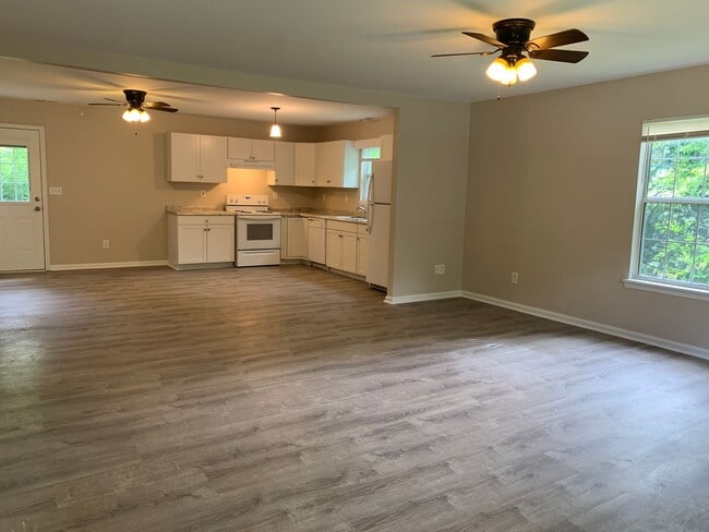Building Photo - 2112 Wisteria Dr
