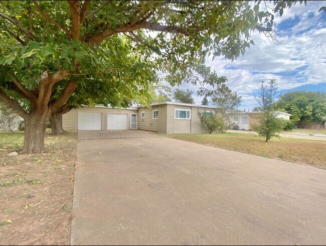 Foto del edificio - 3 bed 1 bath 2 car garage now available in the medical district